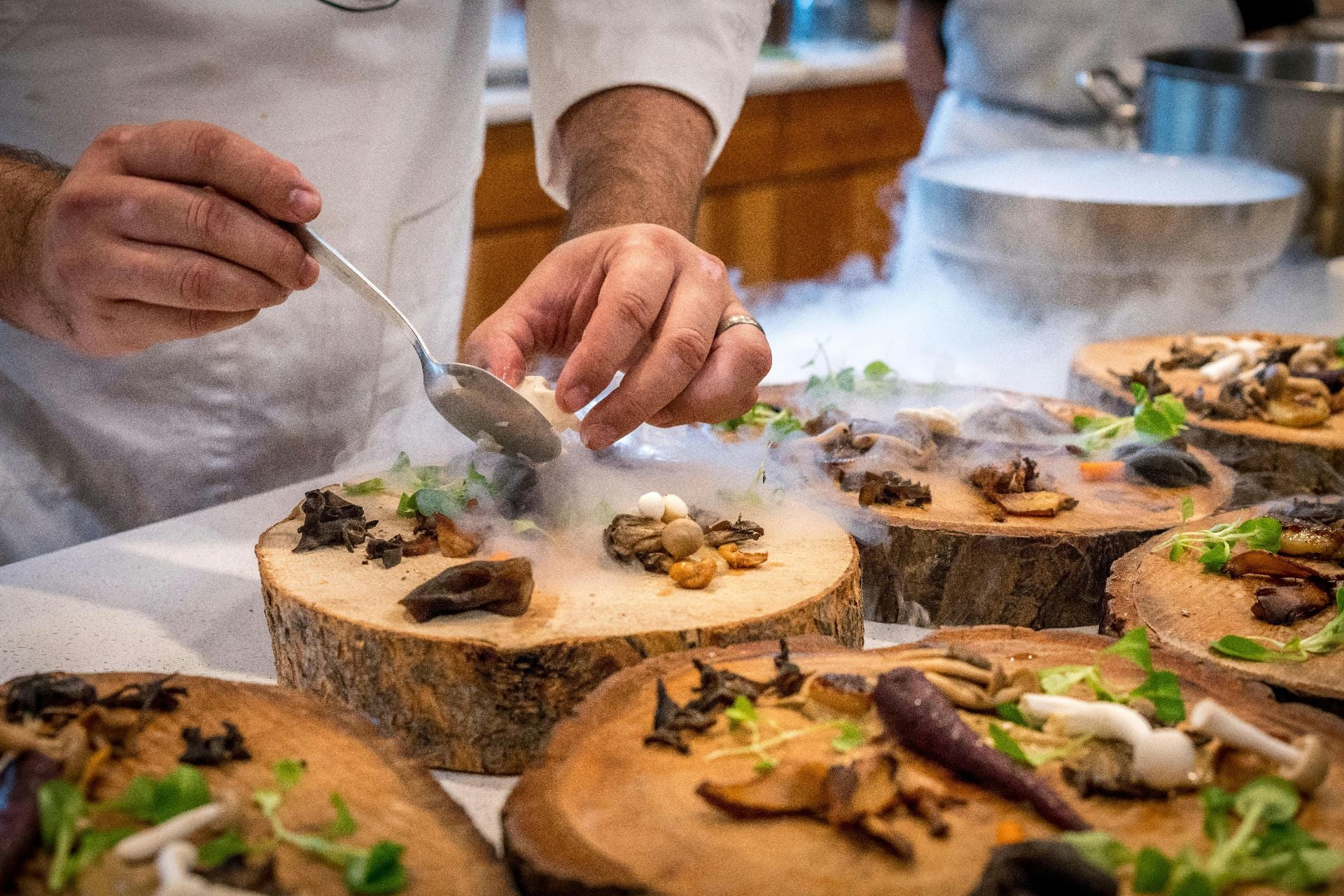 Chef preparando un plato en Lune